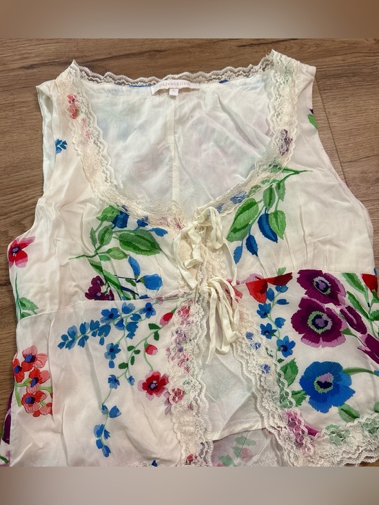 Urban Outfitters Tops - Urban Outfitters flower top that ties in the middle